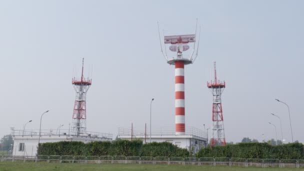 Radar für Flughafenüberwachung — Stockvideo