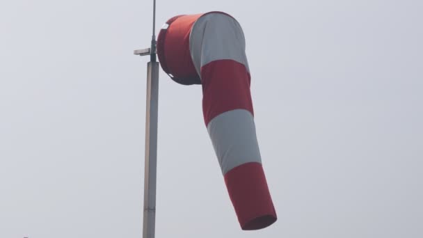 Aeropuerto Dirección del viento Windsock — Vídeo de stock