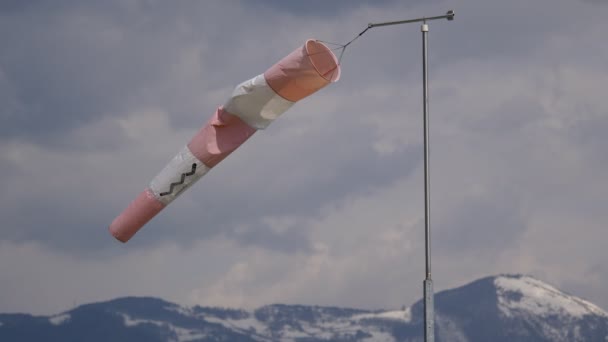 Aeroporto Wind Direction Windsock Nublado — Vídeo de Stock