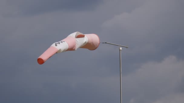 Luchthaven Windrichting Windsock Cloudy — Stockvideo