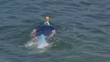 Adam Şnorkelleniyor