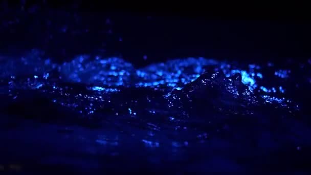 물의 밤 조명 슬로우 모션을스 플래 쉬 — 비디오
