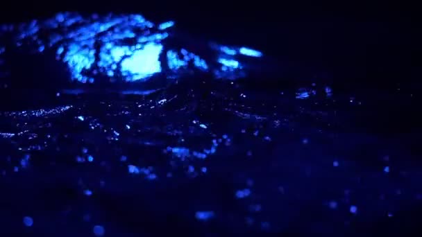 Luz de noche de agua Splash Slow Motion — Vídeos de Stock