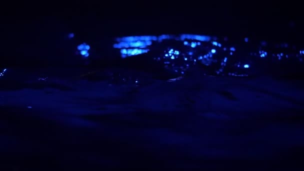 Woda Night Light Splash Powolny ruch — Wideo stockowe