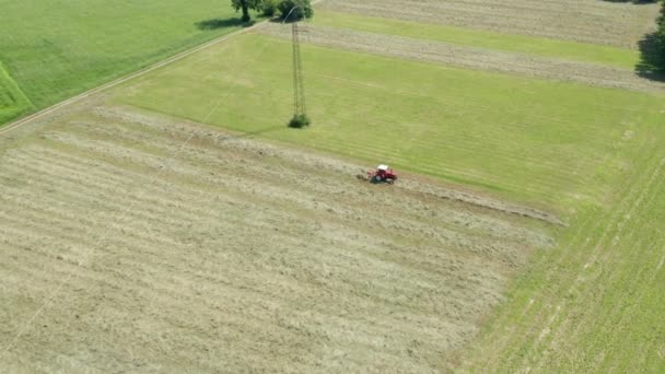 Tractor rojo Hay Tedder Vista aérea — Vídeos de Stock