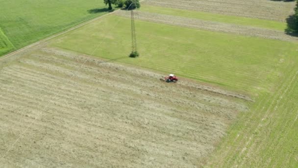 Red Tractor Hay Tedder Vista aerea — Video Stock