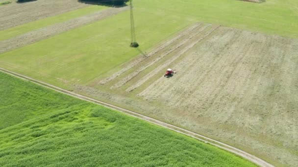 Red Tractor Hay Tedder Vista aerea — Video Stock