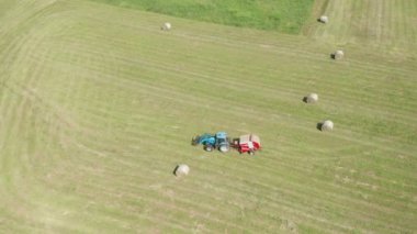 Mavi Traktör Hay Bales Hava Görüntüsü