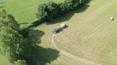 Mavi Traktör Hay Bales Ağaçları Hava Görüntüsü