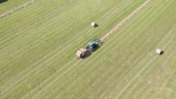 Blauer Traktor Heuballen Luftaufnahme — Stockvideo