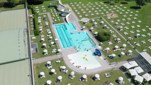 Piscina pubblica all'aperto Vista aerea — Video Stock