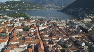 Como şehrinin ve kuzey İtalya 'nın göl kenarının havadan görünüşü.