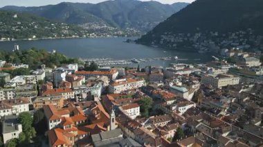 Como şehrinin ve kuzey İtalya 'nın göl kenarının havadan görünüşü.