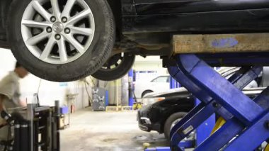 Araba bakım personeli işte.