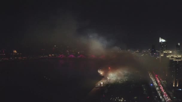 Hermosos Fuegos Artificiales Cielo Nocturno Sobre Ciudad — Vídeos de Stock
