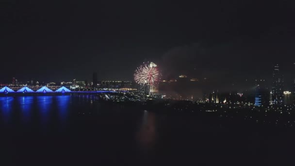 Wunderschönes Feuerwerk Nachthimmel Über Der Stadt — Stockvideo