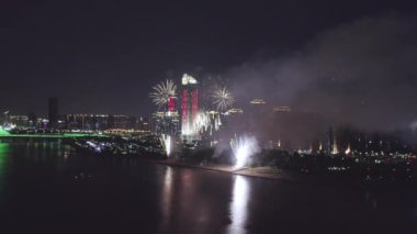 Gece gökyüzünde güzel havai fişekler