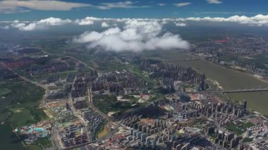 Zaman ayarlı, Asya 'daki modern şehir üzerinde hava manzaralı.