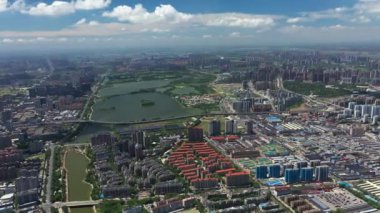 Zaman ayarlı, Asya 'daki modern şehir üzerinde hava manzaralı.