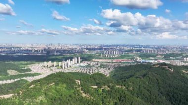 Zaman ayarlı, Asya 'daki modern şehir üzerinde hava manzaralı.