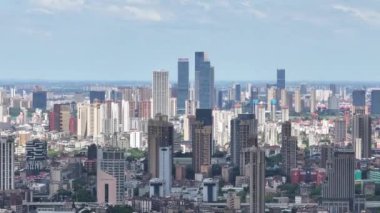 Zaman ayarlı, Asya 'daki modern şehir üzerinde hava manzaralı.