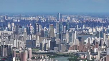 Zaman ayarlı, Asya 'daki modern şehir üzerinde hava manzaralı.