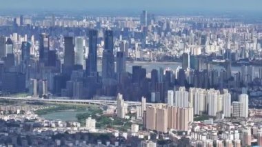 Zaman ayarlı, Asya 'daki modern şehir üzerinde hava manzaralı.