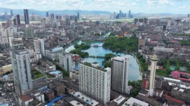 Zaman ayarlı, Asya 'daki modern şehir üzerinde hava manzaralı.