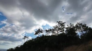 Güzel bulutlu gökyüzünün zaman atlaması 