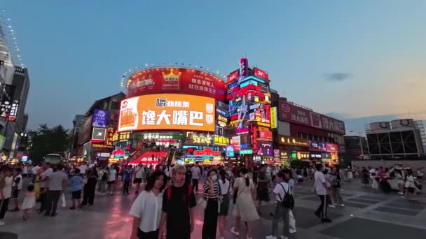 Шанхайська Дорога Комерційна Вулична Сцена Сутінках — стокове відео