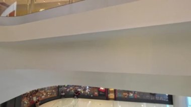 Yürüyen merdivenler aşağı, alışveriş merkezi iç görünümü, Çin 