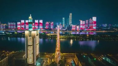 Çin 'in modern şehrinde günbatımının hava görüntüsü