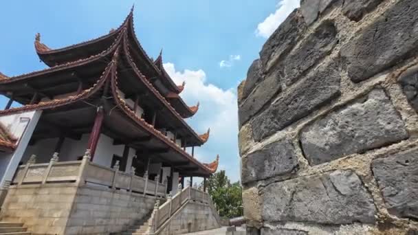 天信馆是位于湖南长沙古城墙上的一座古老的中国馆 — 图库视频影像