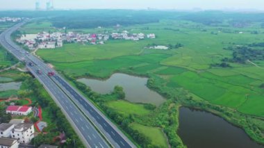 Yol ve trafiğin hava görüntüsü, insansız hava aracı üzerimizde uçuyor. 