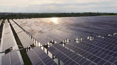 Sudaki güneş enerjisi panelleri 