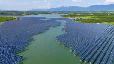 Göletli yeşil alanda güneş enerjisi panelleri 