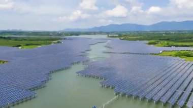 Göletli yeşil alanda güneş enerjisi panelleri 