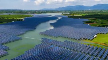 Göletli yeşil alanda güneş enerjisi panelleri 