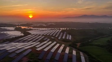 Güneş enerjisi santralinin hava görüntüsü  