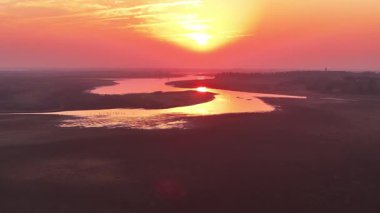 Nehrin üzerinde güzel bir gün batımı manzarası 
