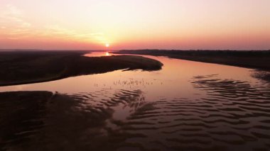 Nehrin üzerinde güzel bir gün batımı manzarası 