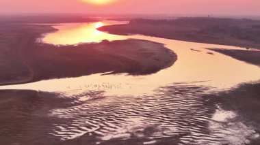 Nehrin üzerinde güzel bir gün batımı manzarası 