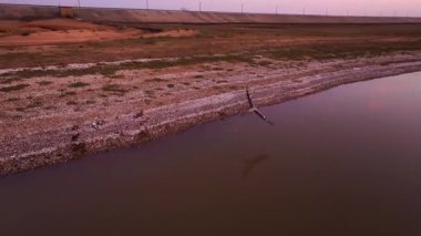 Denizin üzerinde güzel bir gün batımı 