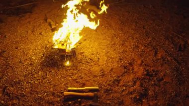 Nehir kıyısında kumlu bir yüzey yanıyor. 