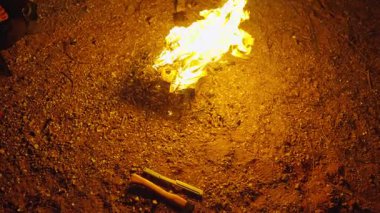 Nehir kıyısında kumlu bir yüzey yanıyor. 