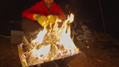 Şenlik ateşinde ızgara balık. 