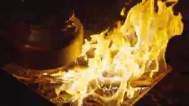 Yanan kamp ateşi, kaynayan su 