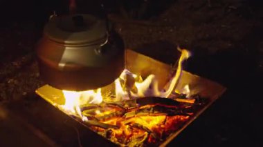 Yanan kamp ateşi, kaynayan su 