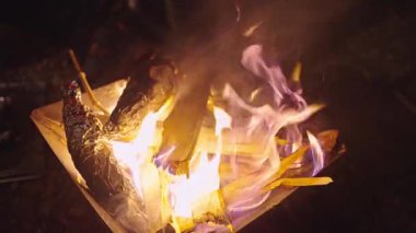 Sahilde şenlik ateşi manzarası 