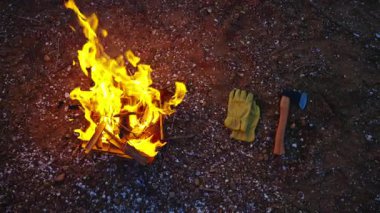 Akşamları sahilde şenlik ateşi yakın. 